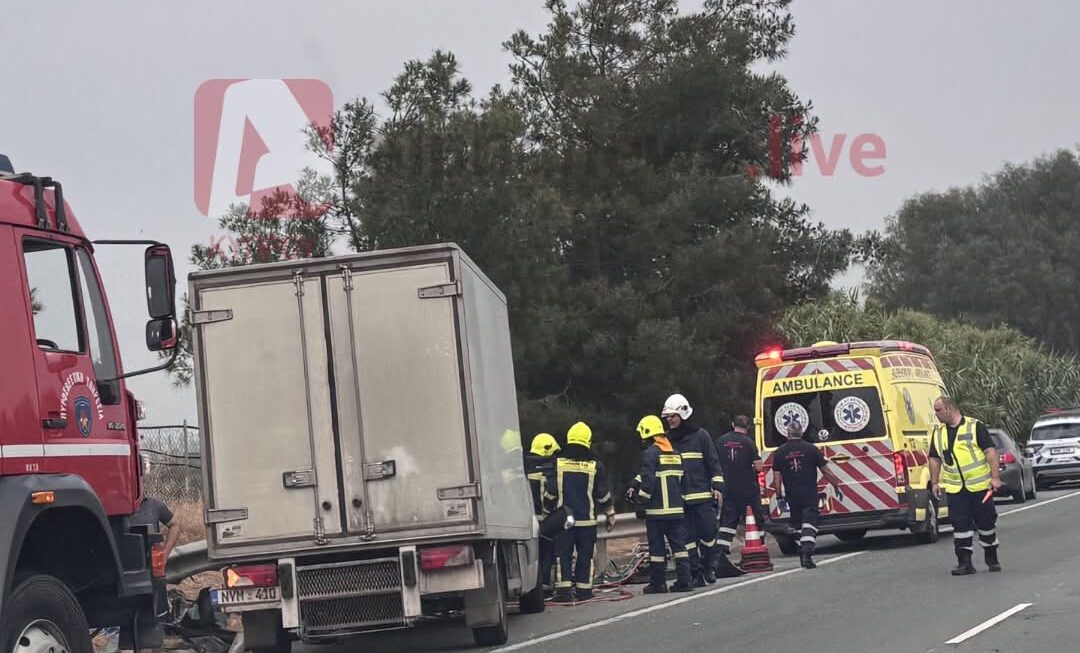 ΦΩΤΟ: Ημιφορτηγό προσέκρουσε σε όχημα στον αυτοκινητόδρομο, στο νοσοκομείο ο οδηγός