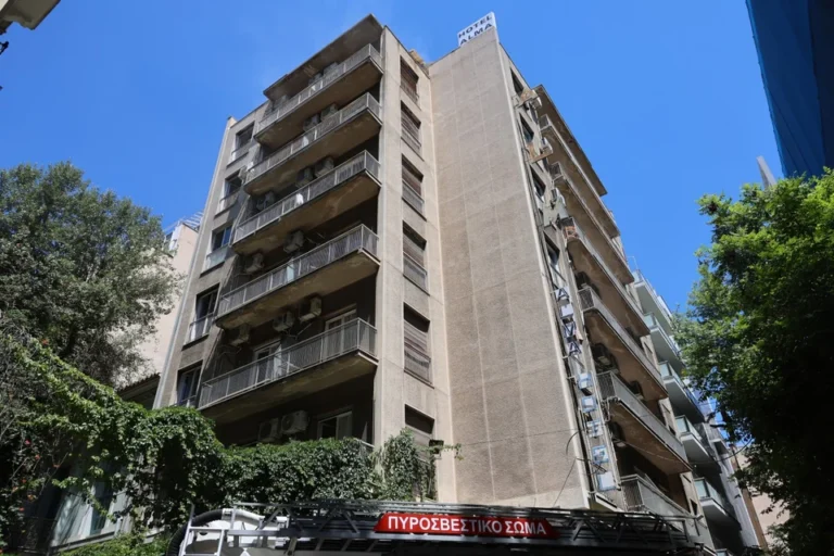 ΦΩΤΟ: Αναστάτωση από φωτιά σε ξενοδοχείο στην Ομόνοια, βγήκαν στα μπαλκόνια οι ένοικοι