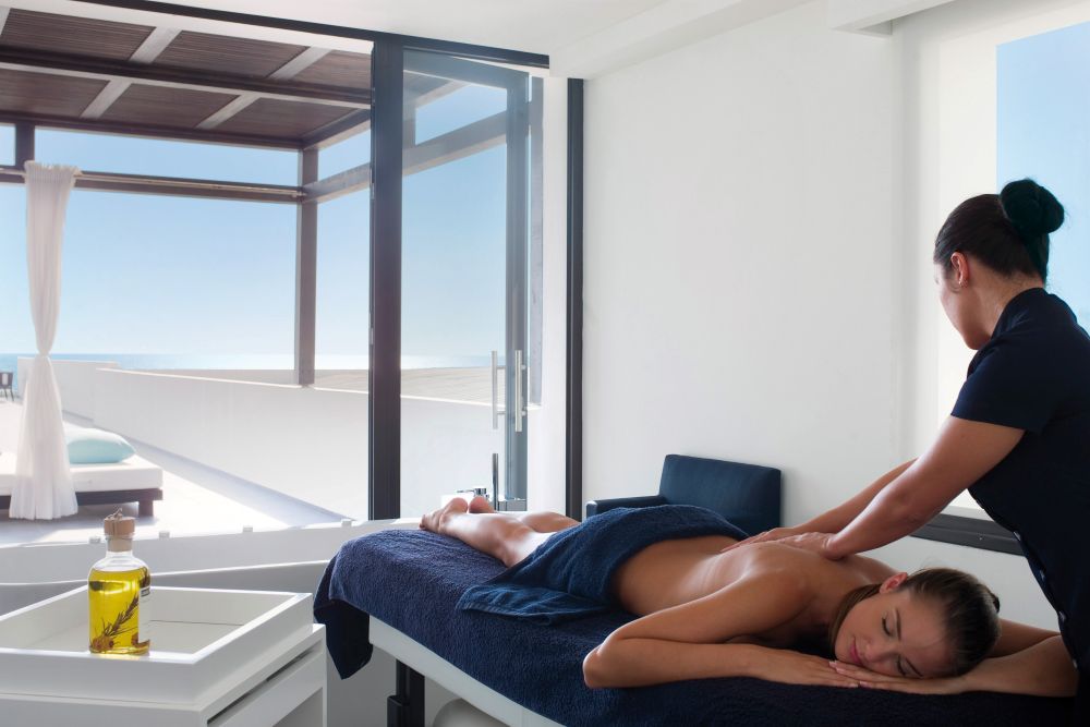 &Eta; ThanosHotels Resorts &kappa;&alpha;&iota; &eta; &epsilon;ὖSKIN&reg; &epsilon;&gamma;&kappa;&alpha;&iota;&nu;&iota;ά&zeta;&omicron;&upsilon;&nu; &mu;&i