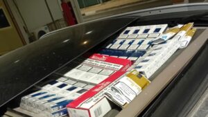 ΦΩΤΟ: Έκρυψε στο… sun roof του οχήματός του κούτες τσιγάρων από τα κατεχόμενα