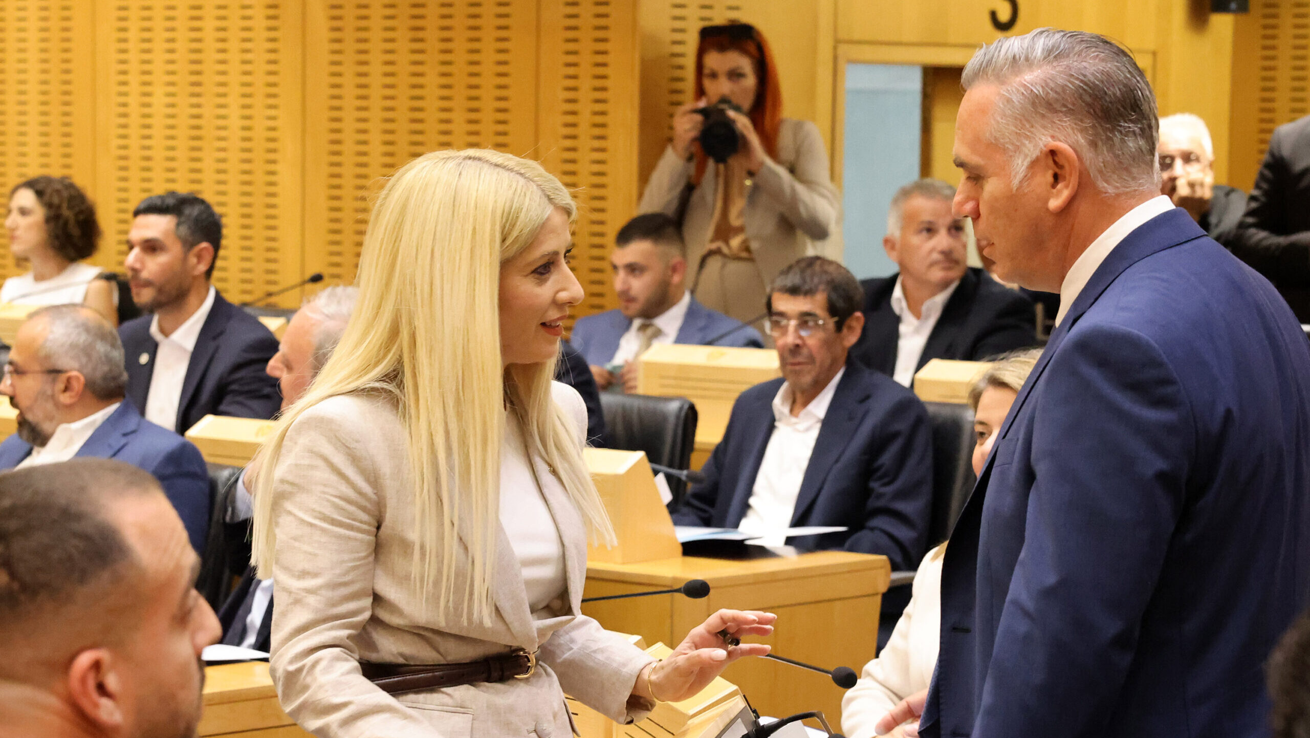&laquo;&Tau;&omicron;&upsilon; &phi;&tau;&alpha;ί&nu;&epsilon; ό&lambda;&omicron;&iota; &omicron;&iota; ά&lambda;&lambda;&omicron;&iota;&raquo;: &Mu;&epsilon; &alpha;&nu;&alpha;&phi;&omicron;&rho;έ&sigmaf; &sigma;&epsilon; &laquo;&epsilon;&kappa;&lambda;&omicron;&gamma;&iota;&kappa;ή &alpha;&pi;&omicron;&tau;&upsilon;&chi;ί&alpha;&raquo; &eta; &alpha;&pi;ά&nu;&tau;&eta;&sigma;&eta; &Delta;&Eta;&Kappa;&Omicron; &sigma;&epsilon; &Alpha;&Kappa;&Epsilon;&Lambda;
