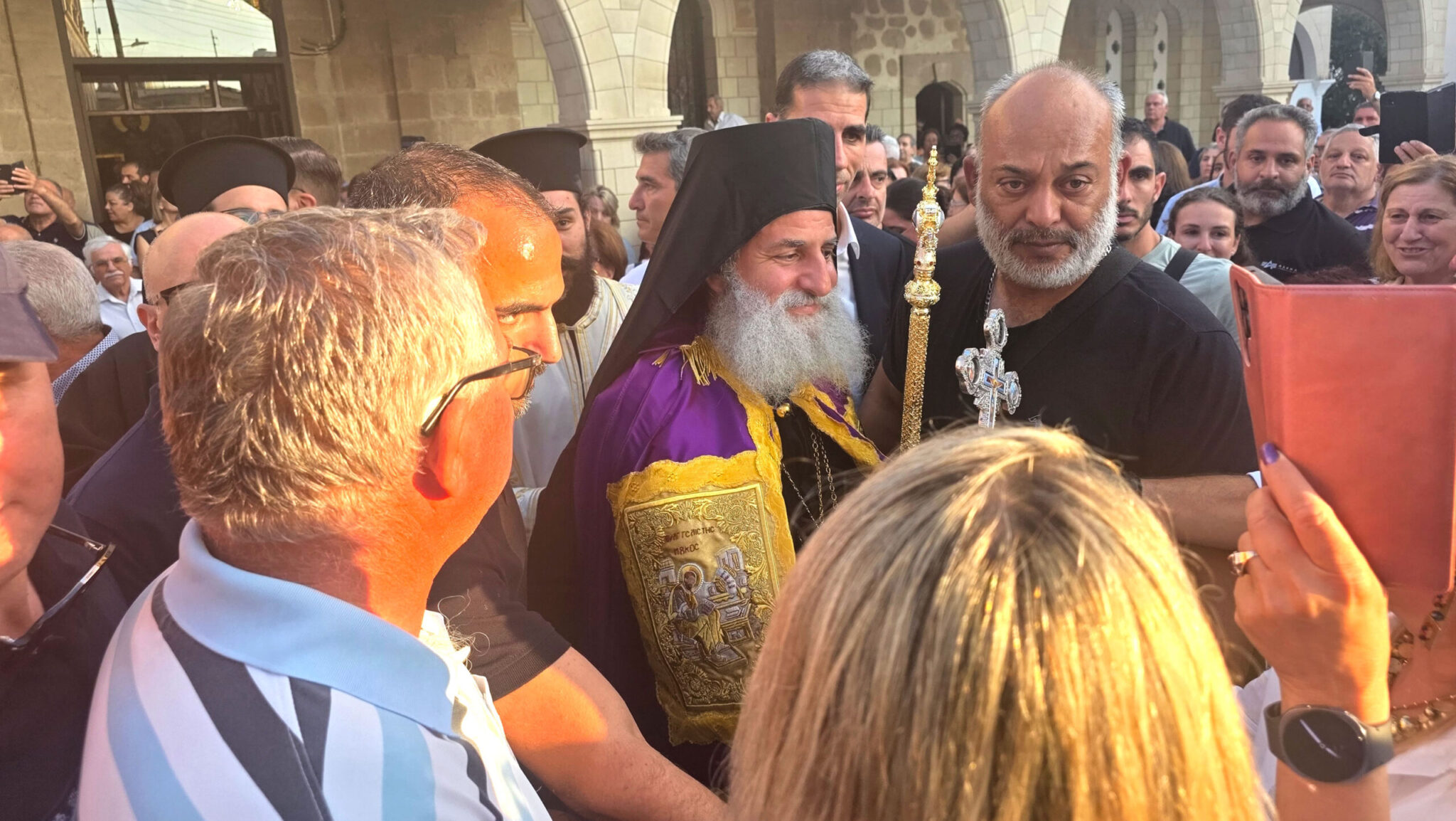 «Έβγαλαν τις εμμονές τους»: Επί δύο ώρες χαιρετούσε πιστούς ο Γρηγόριος, πώς δικαιώθηκε ο Αρχιεπίσκοπος
