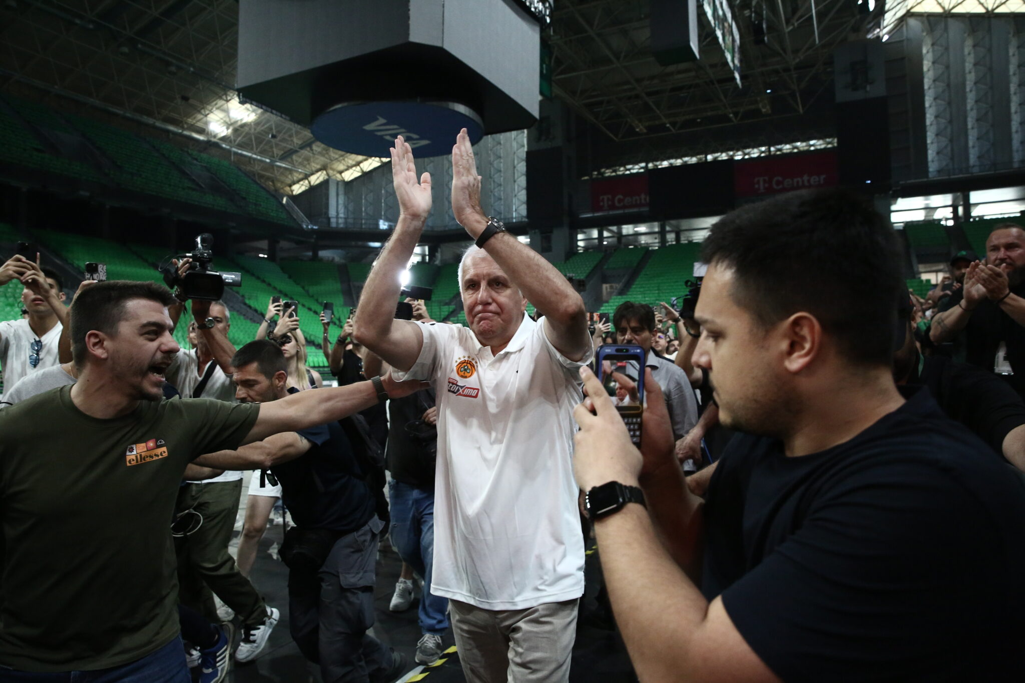 «Έπεσε» το Telekom Center για τον Ζοτς: Aποθέωση από τον κόσμο του Παναθηναϊκού για Ομπράντοβιτς