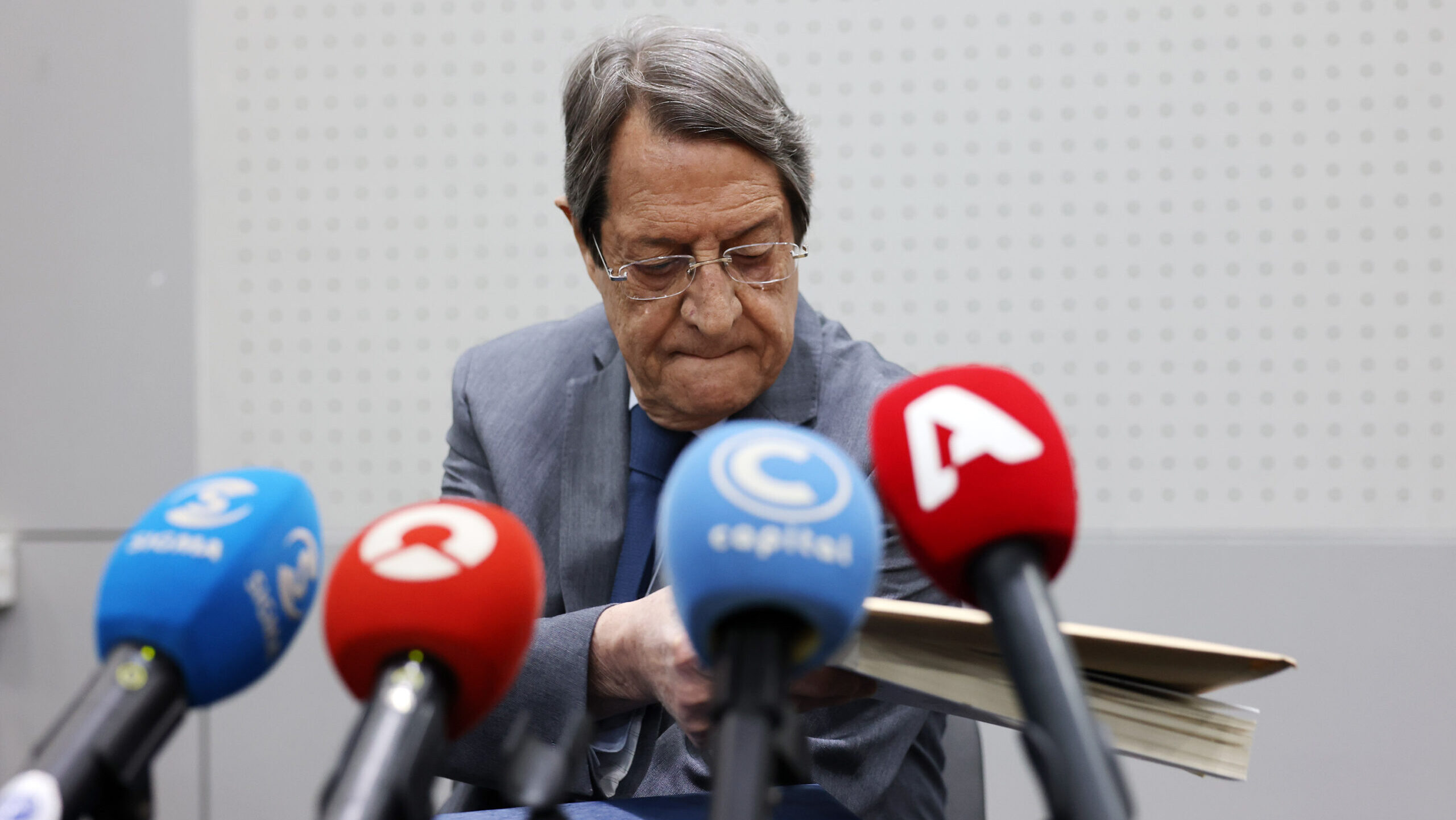 &laquo;&Epsilon;&lambda;&pi;ί&zeta;&omega; &nu;&alpha; &mu;&eta;&nu; &alpha;&nu;&tau;&iota;&mu;&epsilon;&tau;&omega;&pi;ί&sigma;&omega; &nu;έ&alpha; &kappa;&alpha;&tau;&eta;&gamma;&omicron;&rho;ί&alpha;&raquo;: &Tau;&omicron; &pi;&rho;&omicron;&phi;ί&lambda; &pi;&omicron;&iota;&nu;&iota;&kappa;&omicron;ύ &alpha;&nu;&alpha;&kappa;&rho;&iota;&tau;ή &kappa;&alpha;&iota; &omicron; &sigma;&alpha;&rho;&kappa;&alpha;&sigma;&mu;ό&sigmaf; &Alpha;&nu;&alpha;&sigma;&tau;&alpha;&sigma;&iota;ά&delta;&eta;