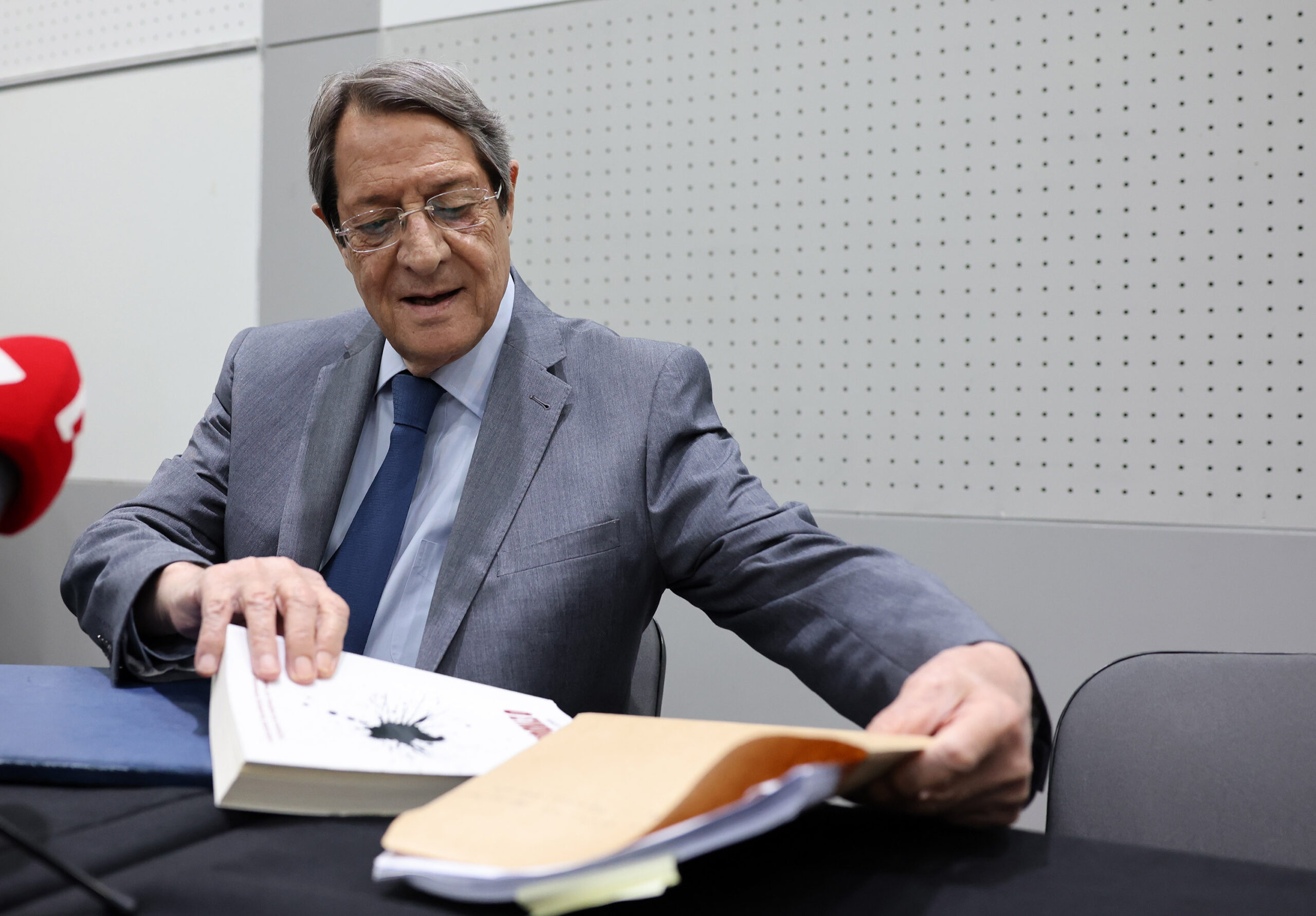 &Alpha;&nu;&alpha;&tau;ά&rho;&alpha;&xi;&epsilon; &tau;&omicron; &pi;&omicron;&lambda;&iota;&tau;&iota;&kappa;ό &sigma;&kappa;&eta;&nu;&iota;&kappa;ό &omicron; &Alpha;&nu;&alpha;&sigma;&tau;&alpha;&sigma;&iota;ά&delta;&eta;&sigmaf;