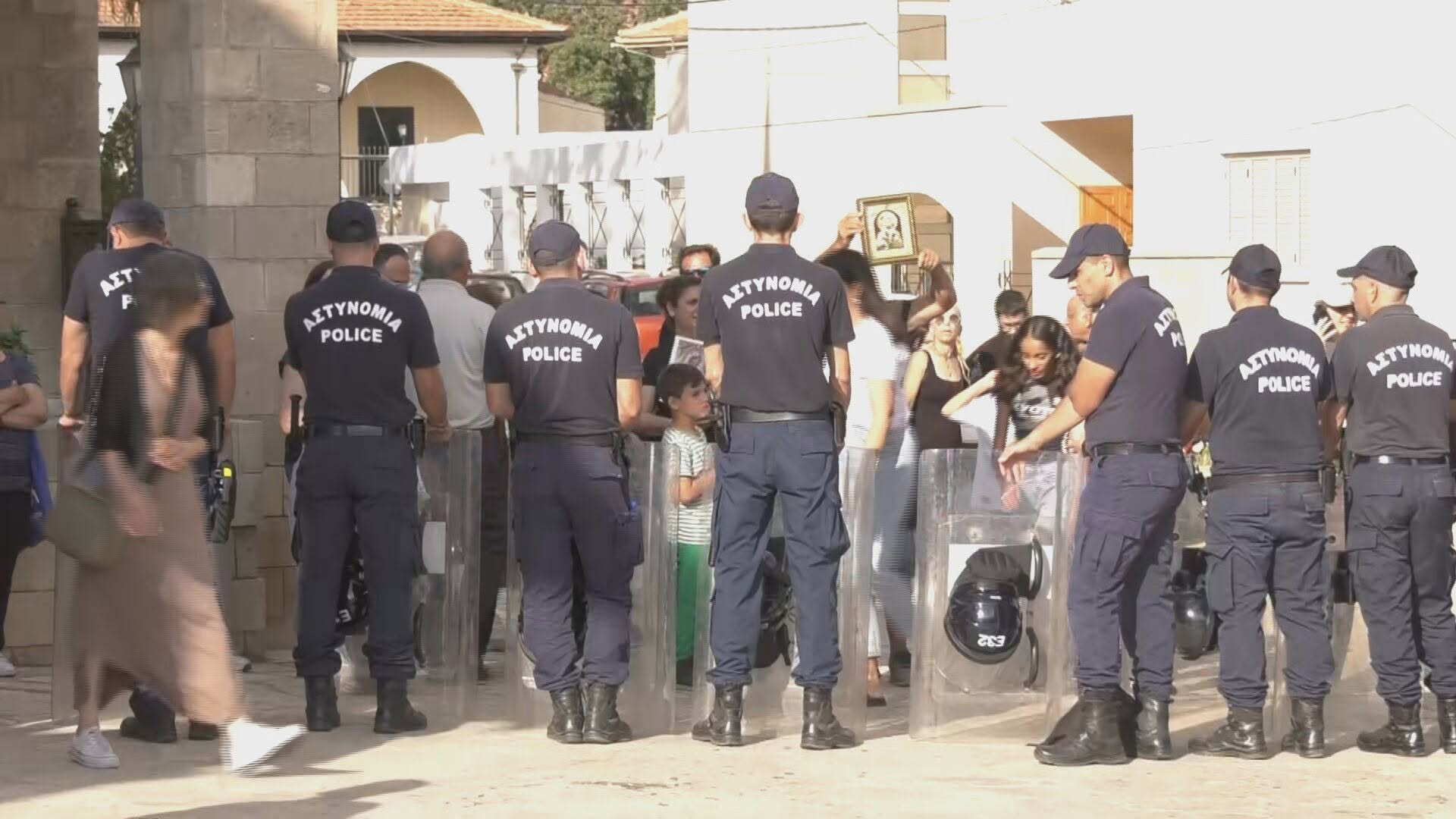 Με εικόνες και συνθήματα έξω από τη Μητρόπολι Πάφου στην ενθρόνιση του Γρηγόριου (ΦΩΤΟ-ΒΙΝΤΕΟ)