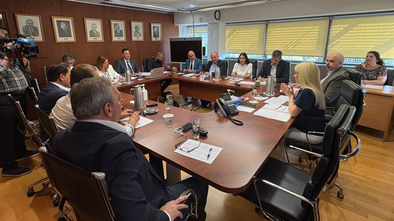 Πώς θα «σπάσει» το αδιέξοδο: Τα «θέλω» και τα βέτο των κομμάτων για τις Προεδρίες των Επιτροπών