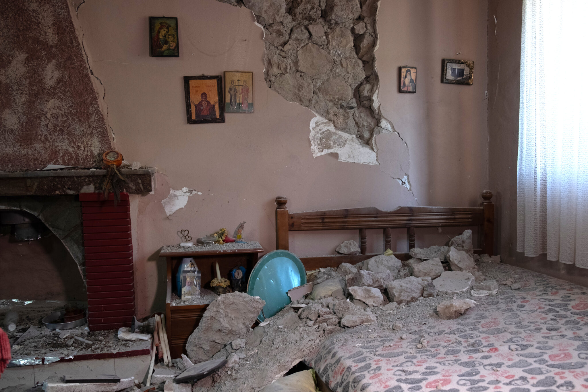 «Τρόμος, δεν πρόλαβα ούτε παπούτσια να βάλω»: Μαρτυρίες κατοίκων για τους ισχυρούς σεισμούς στην Εύβοια (ΦΩΤΟ)