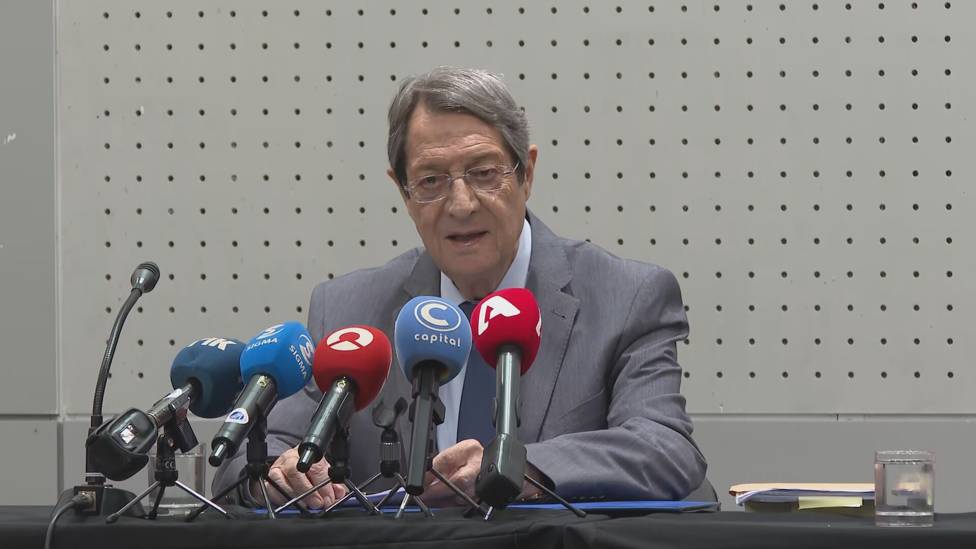 LIVE: Η ώρα των απαντήσεων Αναστασιάδη, παρουσιάζει στοχεία κι έγγραφα για «Κράτος Μαφία»