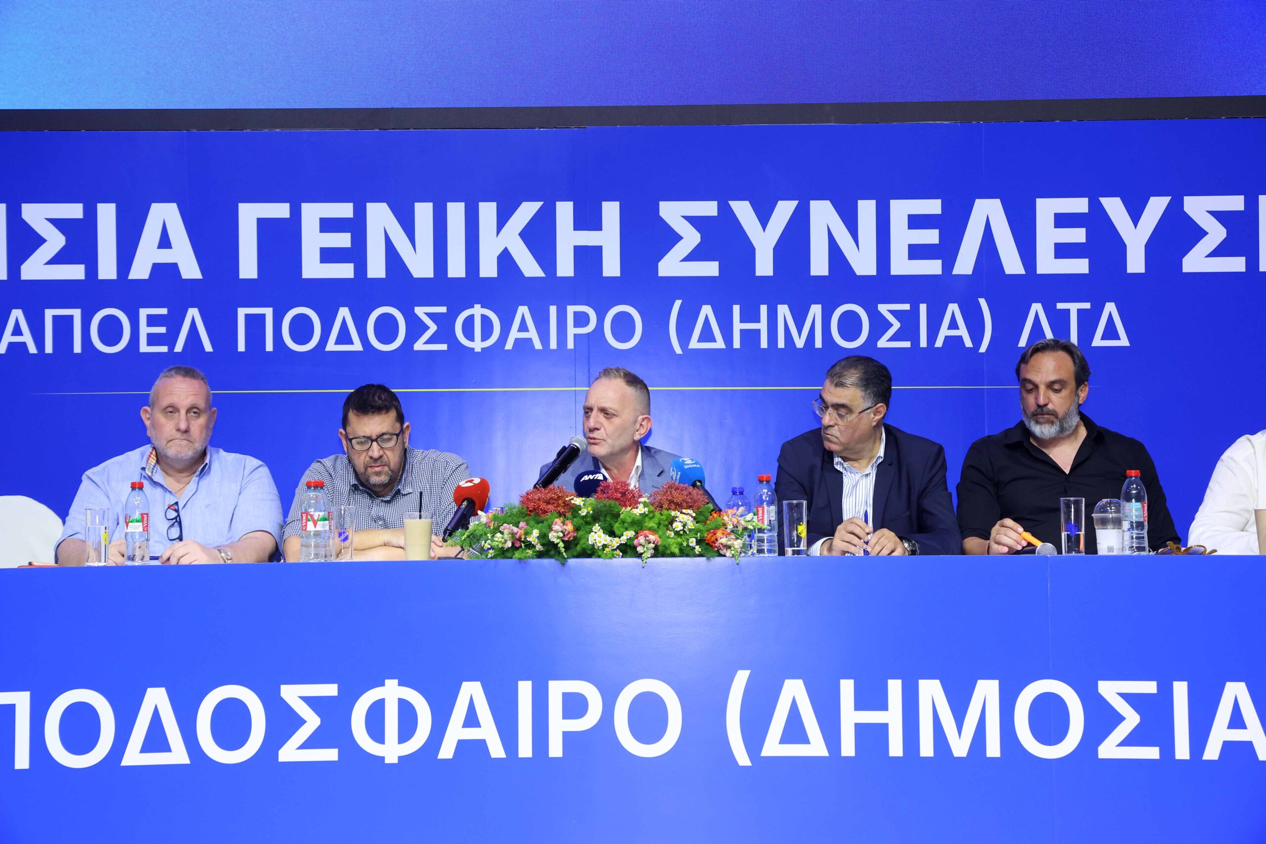 &Omicron;&mu;&iota;&lambda;ί&alpha; &Chi;ά&rho;&eta; &Phi;&omega;&tau;ί&omicron;&upsilon;: &laquo;&Omicron; &kappa;ό&sigma;&mu;&omicron;&sigmaf; &theta;έ&lambda;&epsilon;&iota; &pi;&rho;ά&xi;&epsilon;&iota;&sigmaf;, &chi;ό&rho;&tau;&alpha;&sigma;&epsilon; &alpha;&pi;ό &lambda;ό&gamma;&iota;&alpha; &ndash; &Pi;&rho;έ&pi;&epsilon;&iota; &nu;&alpha; &pi;&alpha;&rho;&alpha;&mu;&epsilon;ί&nu;&omicron;&upsilon;&mu;&epsilon; &tau;&alpha;&pi;&epsilon;&iota;&nu;&omicron;ί&raquo;