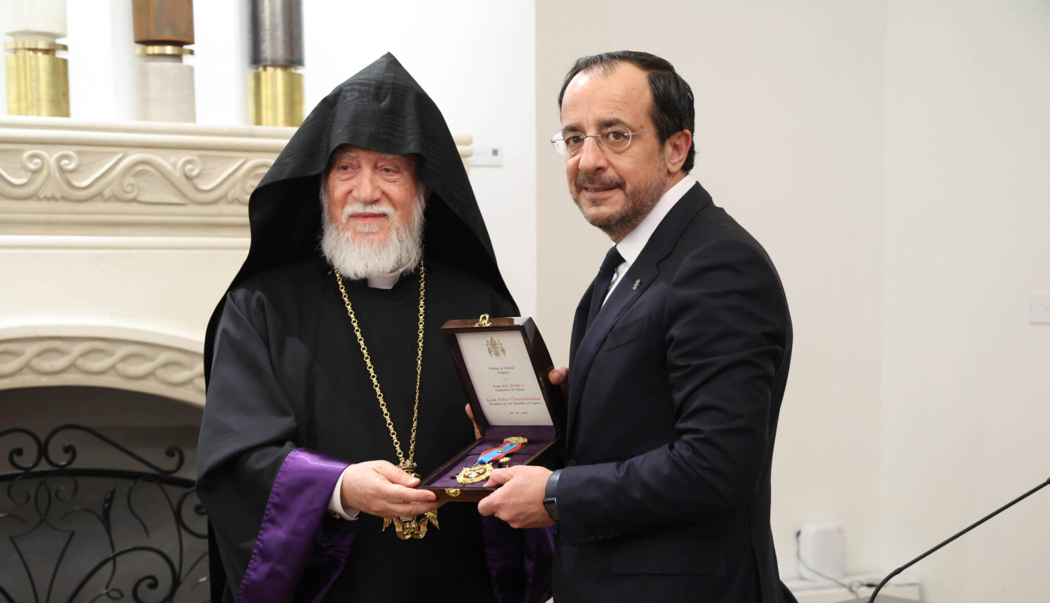 ΦΩΤΟ: Ο ΠτΔ παρασημοφορήθηκε από τον Πατριάρχη Αράμ Ι