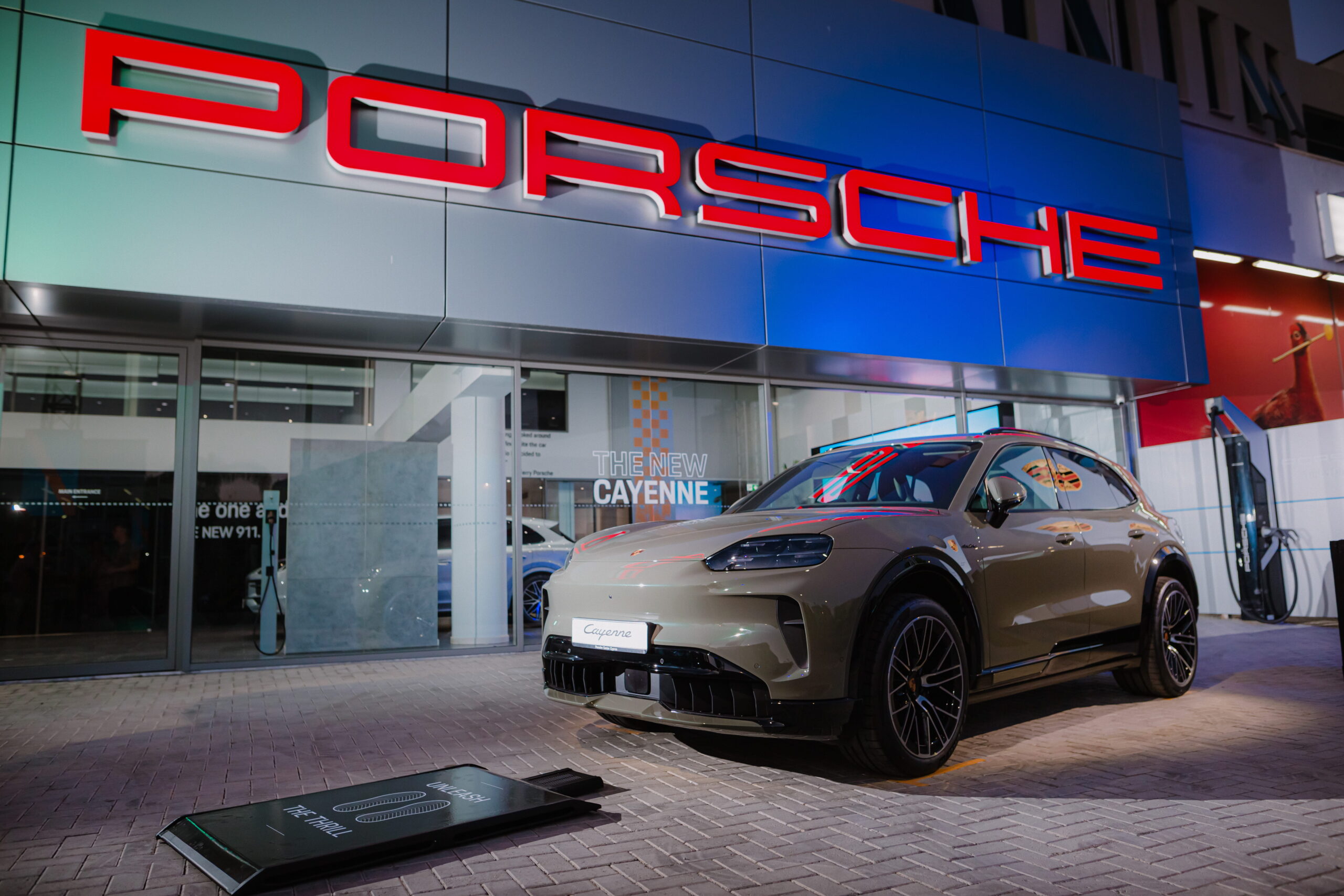 Electric Street Party &gamma;&iota;&alpha; &tau;&eta;&nu; &epsilon;&pi;ί&sigma;&eta;&mu;&eta; &pi;&alpha;&rho;&omicron;&upsilon;&sigma;ί&alpha;&sigma;&eta; &tau;&eta;&sigmaf; &nu;έ&alpha;&sigmaf; Porsche Cayenne Electric