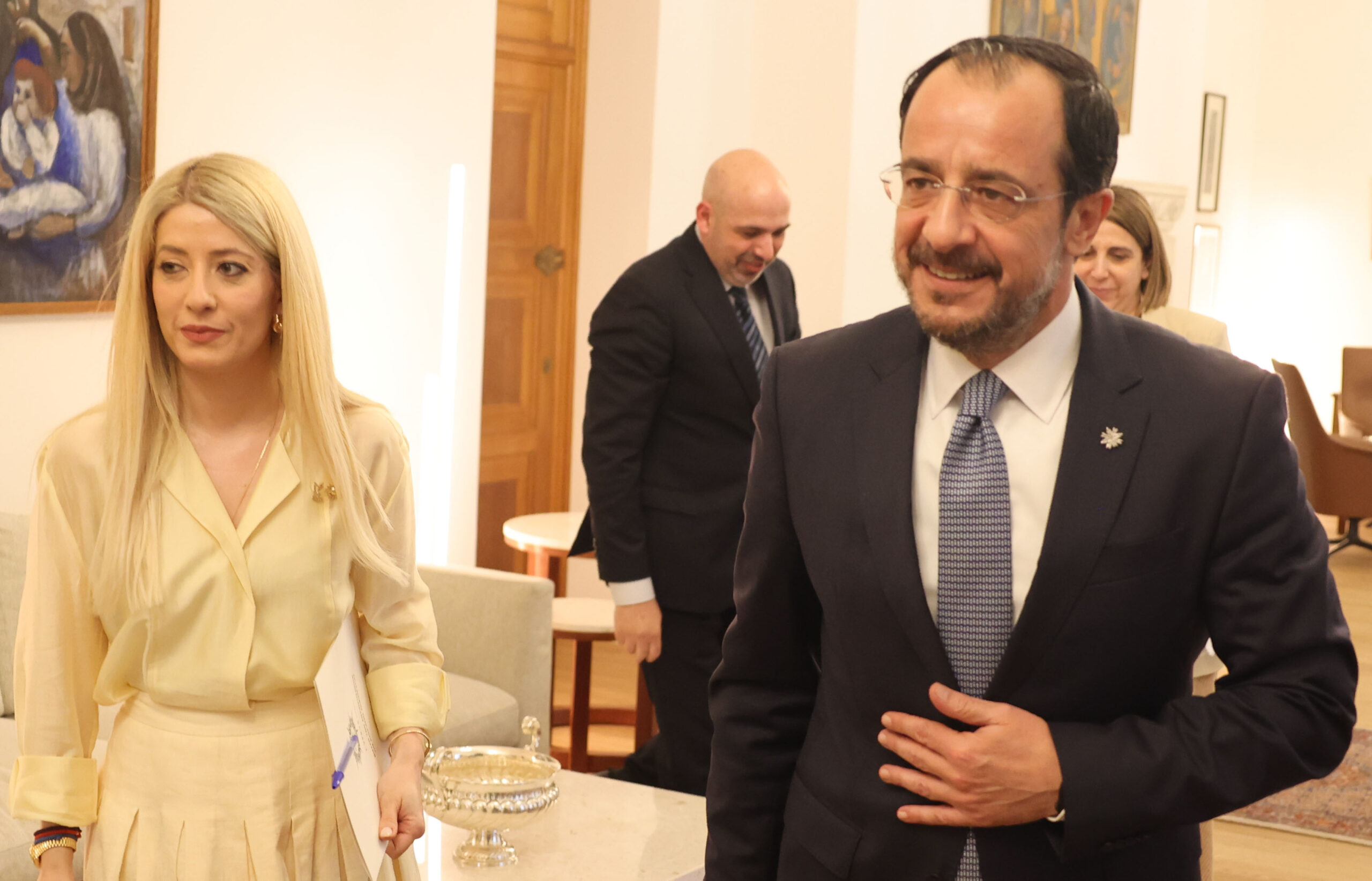&Pi;&rho;ώ&tau;&eta; &sigma;&upsilon;&nu;ά&nu;&tau;&eta;&sigma;&eta; &Pi;&rho;&omicron;έ&delta;&rho;&omicron;&upsilon;-&Alpha;&nu;&nu;ί&tau;&alpha;&sigmaf; &mu;&epsilon;&tau;ά &tau;&eta;&nu; &epsilon;&pi;&alpha;&nu;&epsilon;&kappa;&lambda;&omicron;&gamma;ή &tau;&eta;&sigmaf;