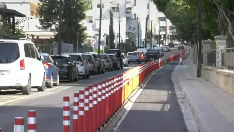 ΦΩΤΟ: «Ξήλωσαν» τα πασσαλάκια που προκάλεσαν αντιδράσεις στη Λεμεσό, τι λέει ο Δήμος
