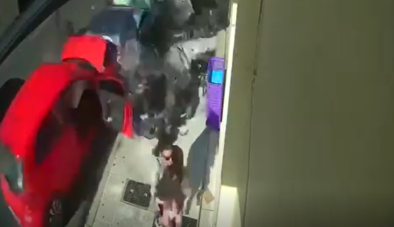 Τρομακτικό τροχαίο στη Ναύπακτο: Μητέρα σώζει στο παρά ένα το παιδί της πριν τη σφοδρή σύγκρουση (BINTEO)