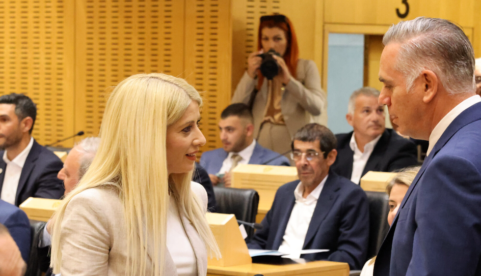 Alpha &tau;&eta;&sigmaf; &Kappa;&upsilon;&rho;&iota;&alpha;&kappa;ή&sigmaf;: &Tau;&omicron; &pi;&alpha;&rho;&alpha;&sigma;&kappa;ή&nu;&iota;&omicron; &pi;&omicron;&upsilon; ά&nu;&omicron;&iota;&xi;&epsilon; &tau;&omicron;&nu; &chi;&omicron;&rho;ό &gamma;&iota;&alpha; &tau;&omicron; ΄28