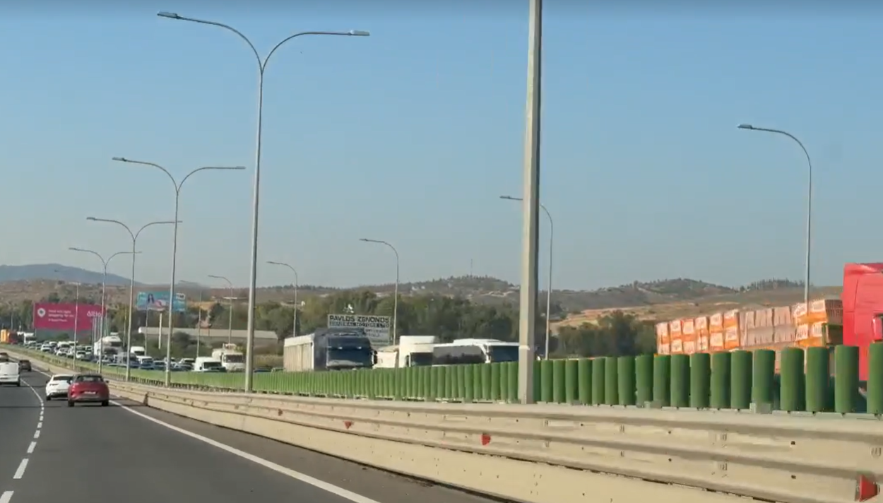 Αντικείμενα στο οδόστρωμα πίσω από την καραμπόλα στον αυτοκινητόδρομο, τρεις στο νοσοκομείο (ΒΙΝΤΕΟ)