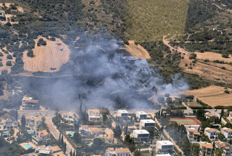 ΦΩΤΟ: Δίπλα από σπίτια «σταμάτησε» η φωτιά στην επαρχία Πάφου