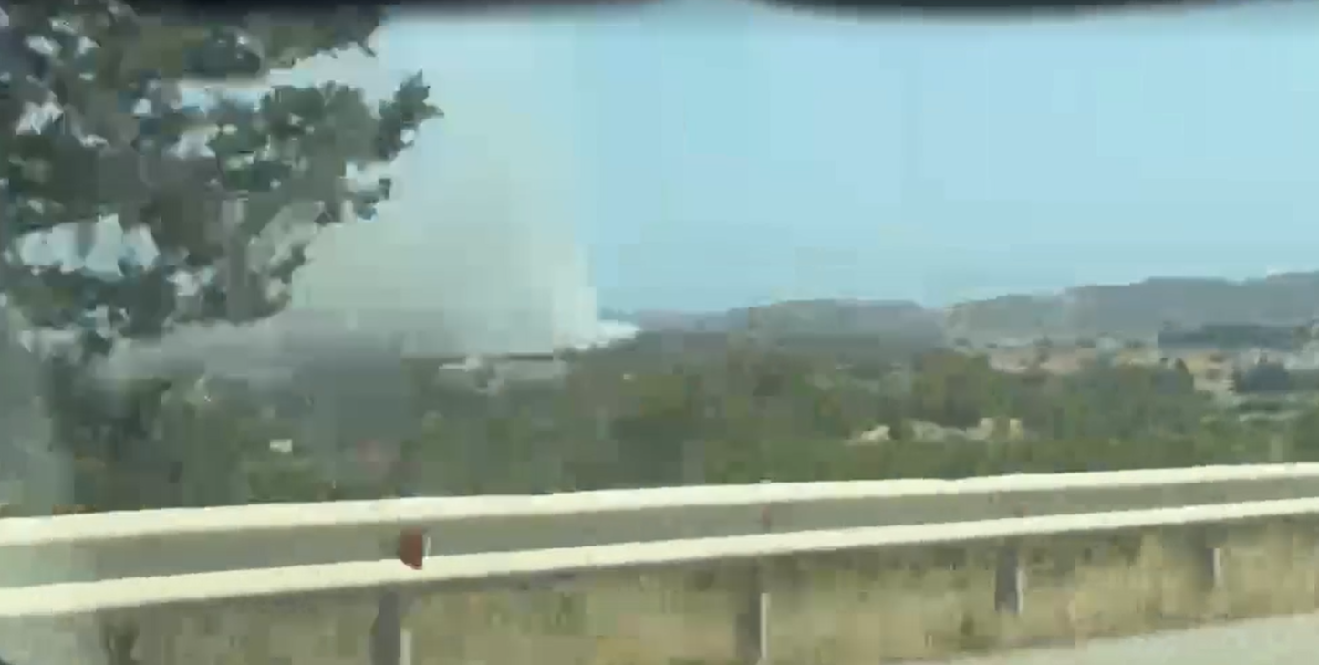 Στάχτη έγιναν πάλες σανού: Από την άκρη του δρόμου ξέσπασε φωτιά στην επαρχία Λάρνακας