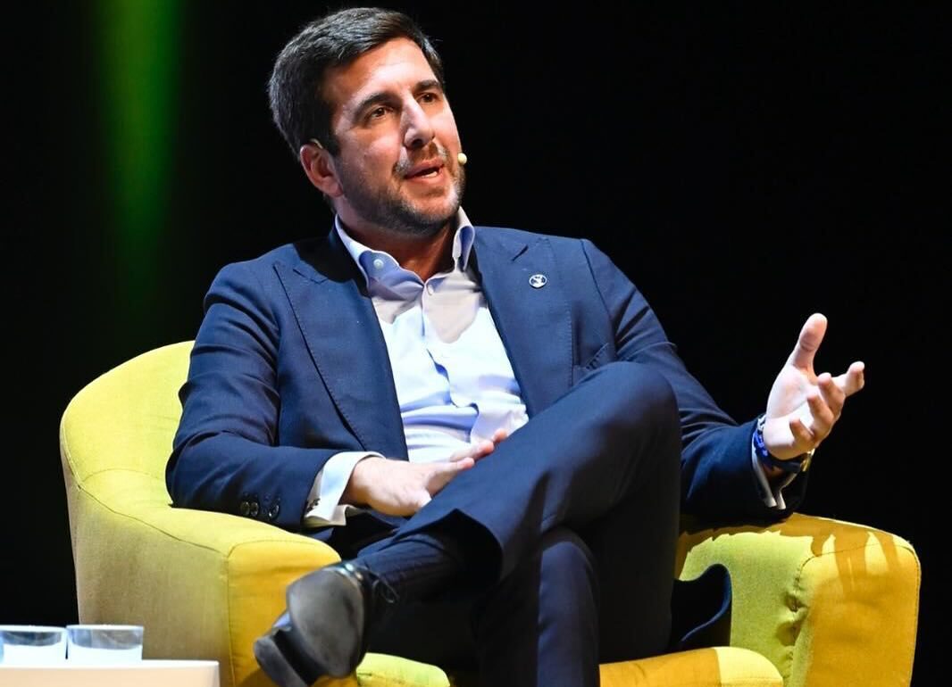 Τα… γυρίζει ο Ρικέλμε και καλοπιάνει τη Σίτι: «Τη σέβομαι, αλλά θα μιλήσω για τον παίκτη»