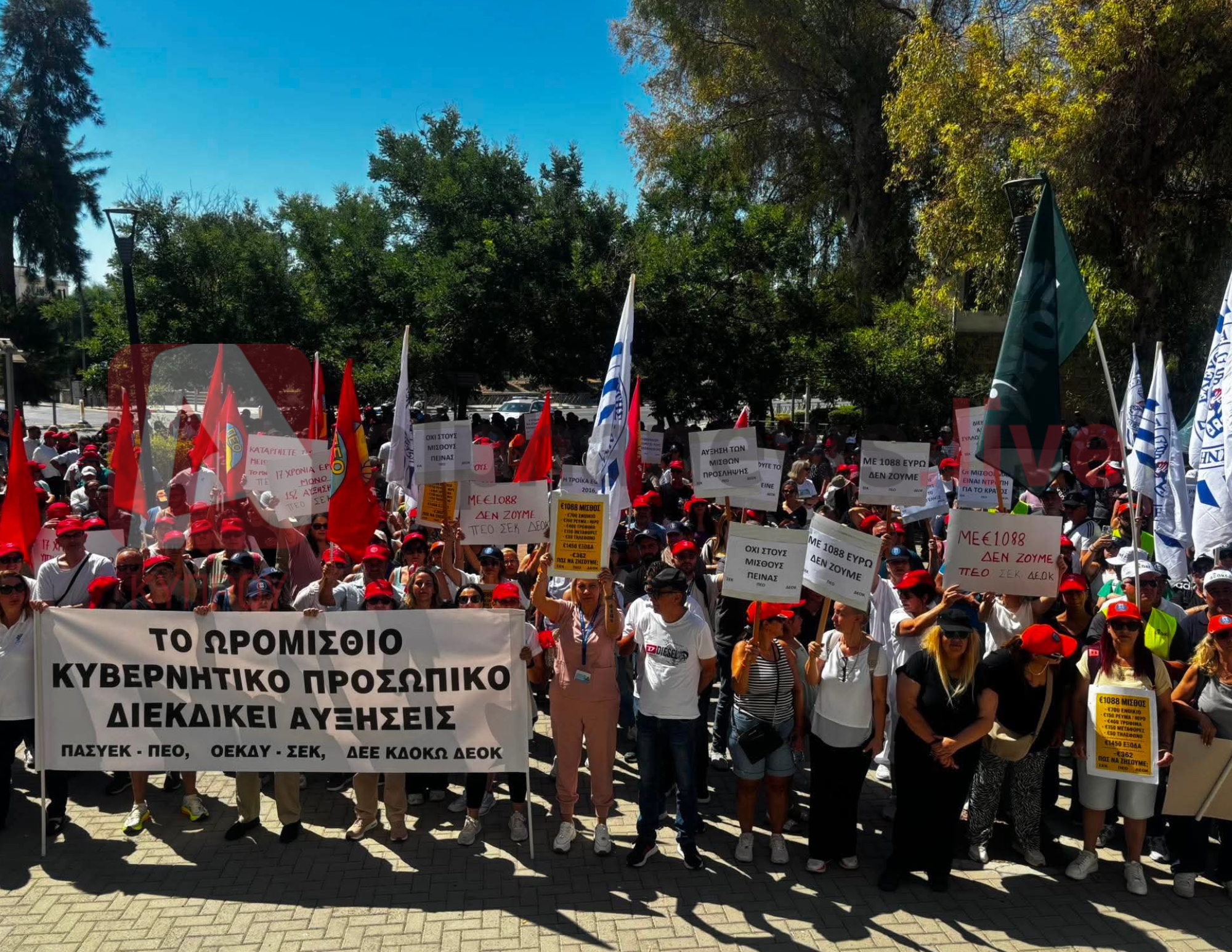 ΒΙΝΤΕΟ & ΦΩΤΟ: Ξεκίνησε η διαμαρτυρία ωρομίσθιων κυβερνητικών, φωνές και πλακάτ έξω από Υπουργείο Οικονομικών