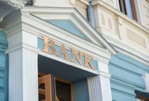 «Χρυσές» αποχωρήσεις: Ποιες τράπεζες ανακοίνωσαν σχέδια εθελούσιας εξόδου και ποιους αφορούν
