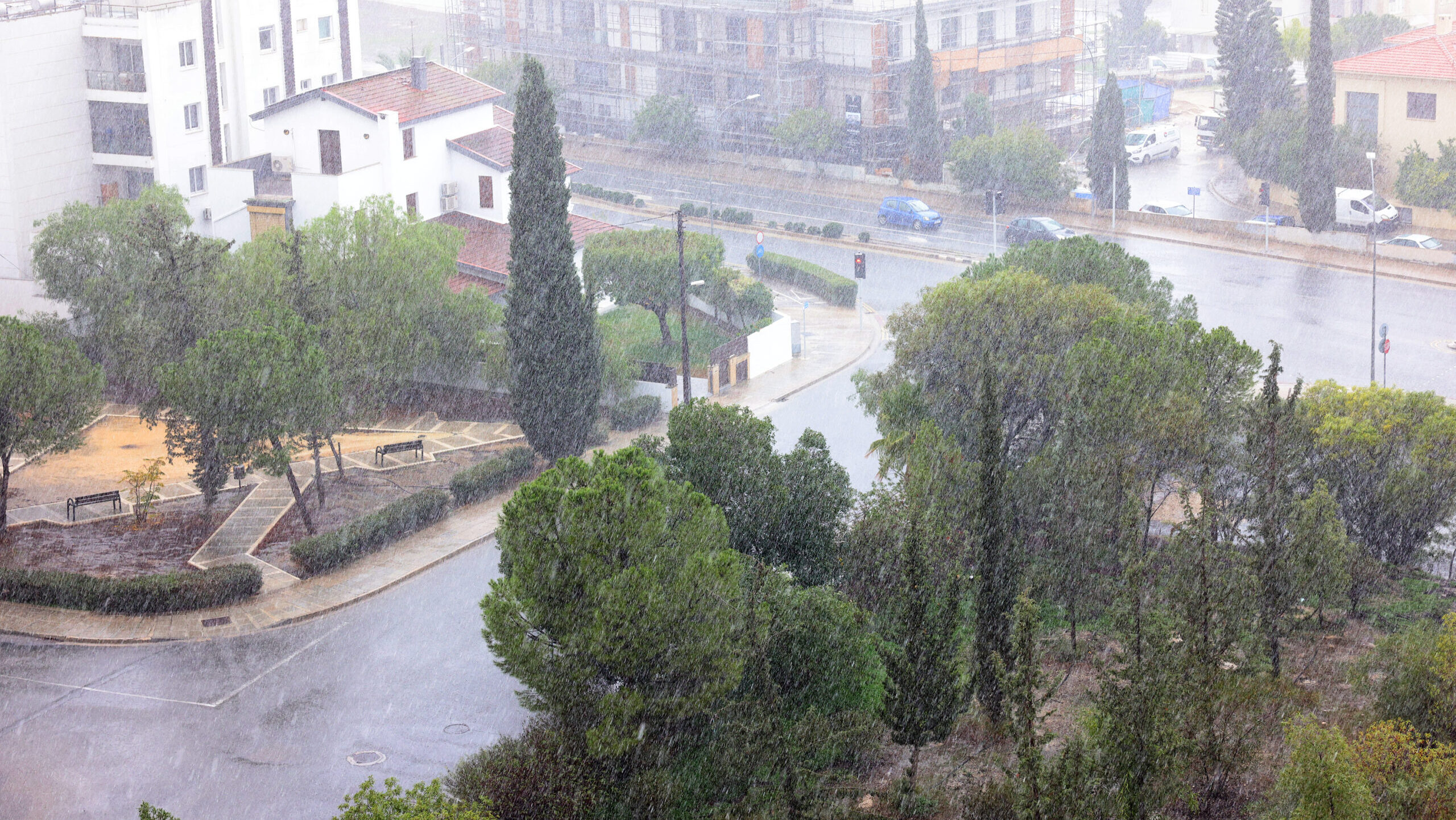 Έρχονται μεσημεριανές μπόρες με βροχές και χαλάζι: Πότε και ποιες περιοχές θα επηρεάσουν