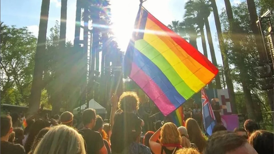 &laquo;&Delta;&alpha;&sigma;&kappa;ά&lambda;&alpha; &tau;&omicron; &pi;&rho;&omega;ί &kappa;&alpha;&iota; &tau;&omicron; &beta;&rho;ά&delta;&upsilon; drag queen&raquo;: &Tau;&iota; &epsilon;&nu;ό&chi;&lambda;&eta;&sigma;&epsilon; &tau;&omicron; &Epsilon;&Lambda;&Alpha;&Mu; &sigma;&tau;&omicron; Pride &kappa;&alpha;&iota; &tau;&iota; &zeta;&eta;&tau;ά &alpha;&pi;ό &Upsilon;&pi;&omicron;&upsilon;&rho;&gamma;&epsilon;ί&omicron; &kappa;&alpha;&iota; &kappa;ό&mu;&mu;&alpha;&tau;&alpha;