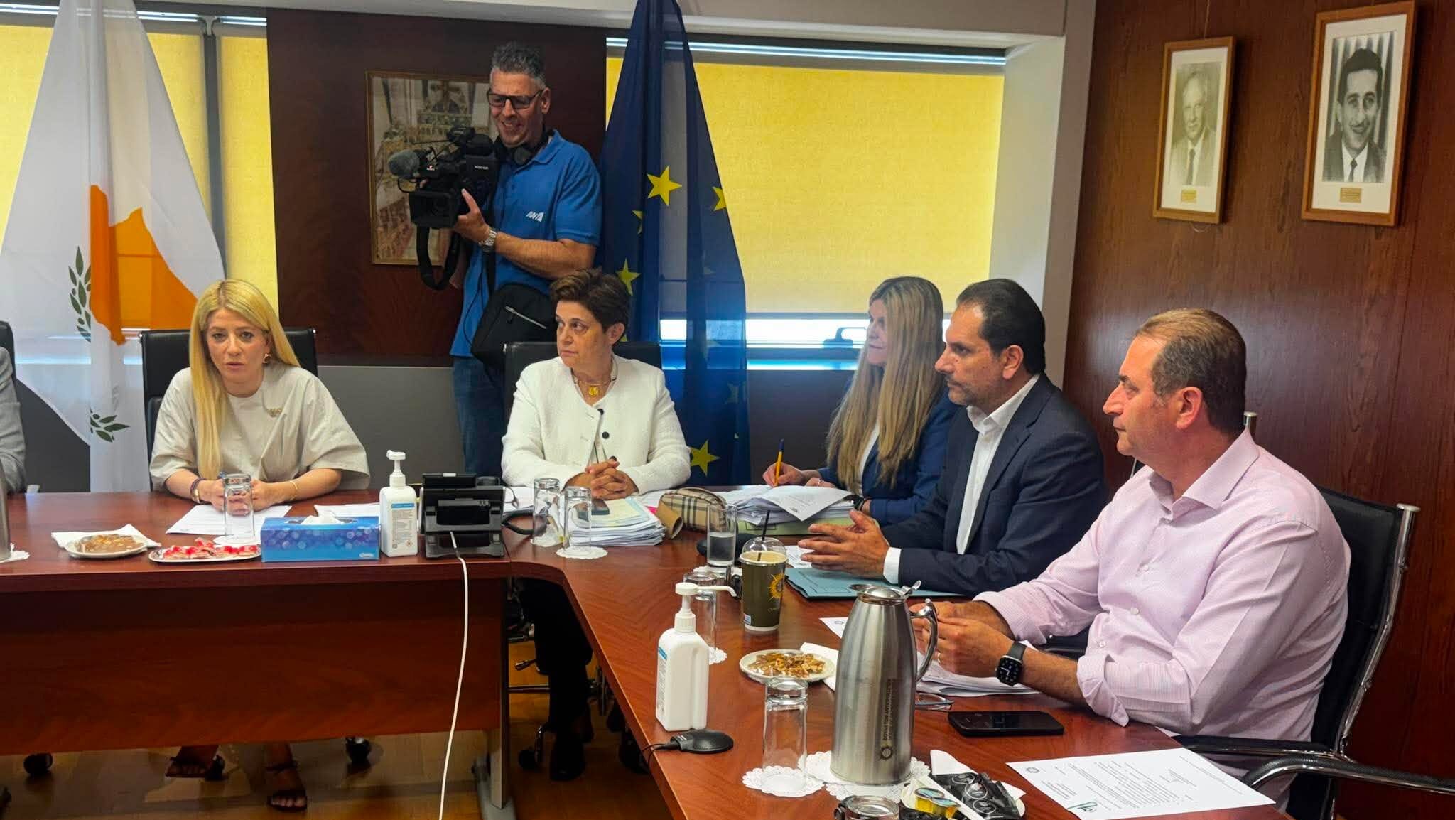 «Θέατρο του παραλόγου»: Σφοδρή επίθεση ΑΚΕΛ κατά Αννίτας για τις Προεδρίες, άναψε φωτιές η Επιτροπή Άμυνας