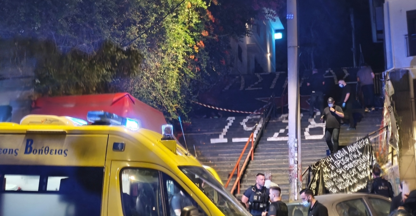 Συγκλονισμός στα Εξάρχεια: Ο σκύλος δεν έφευγε από το πλευρό του 35χρονου μετά την εκτέλεση