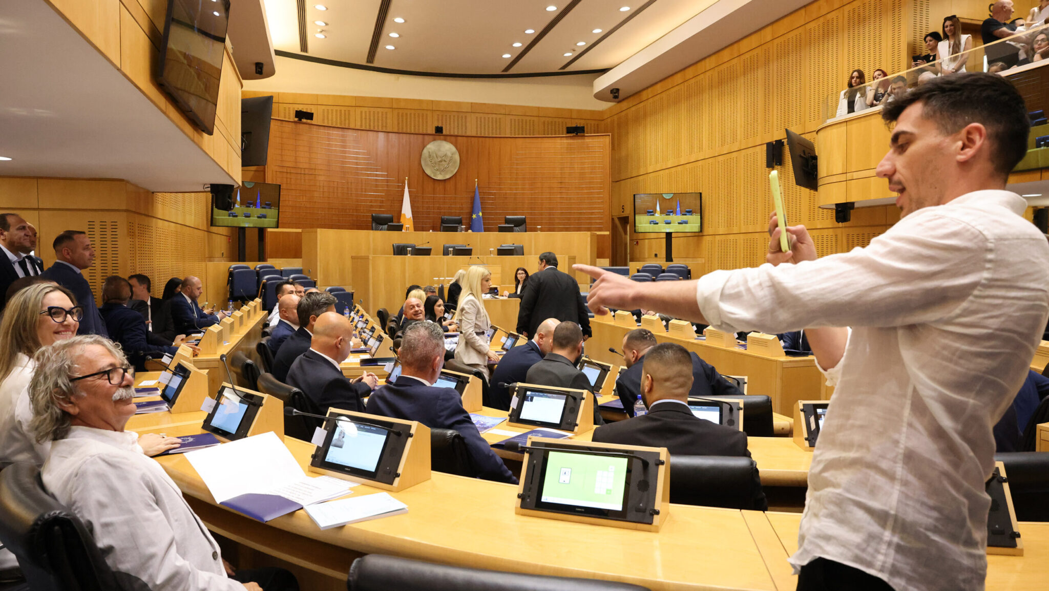 Άνω κάτω η Βουλή: Έντονες αντιδράσεις για τη συμφωνία Αννίτας-Φειδία που «σφραγίστηκε» με βίντεο στο Τικ Τοκ
