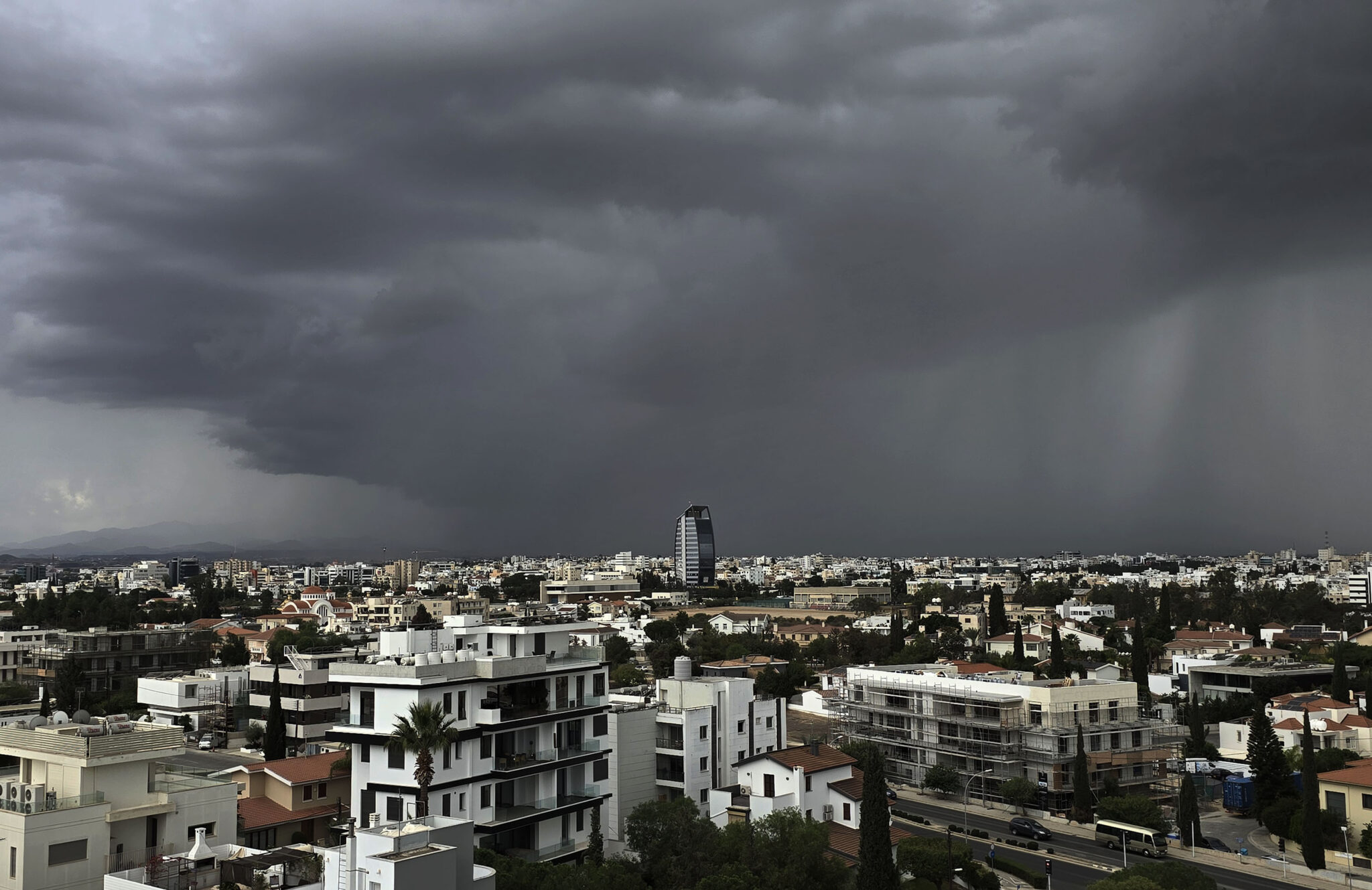 Ζέστη, αλλά με βροχές και καταιγίδες: Με τι καιρό θα κάνουμε Σαββατοκύριακο