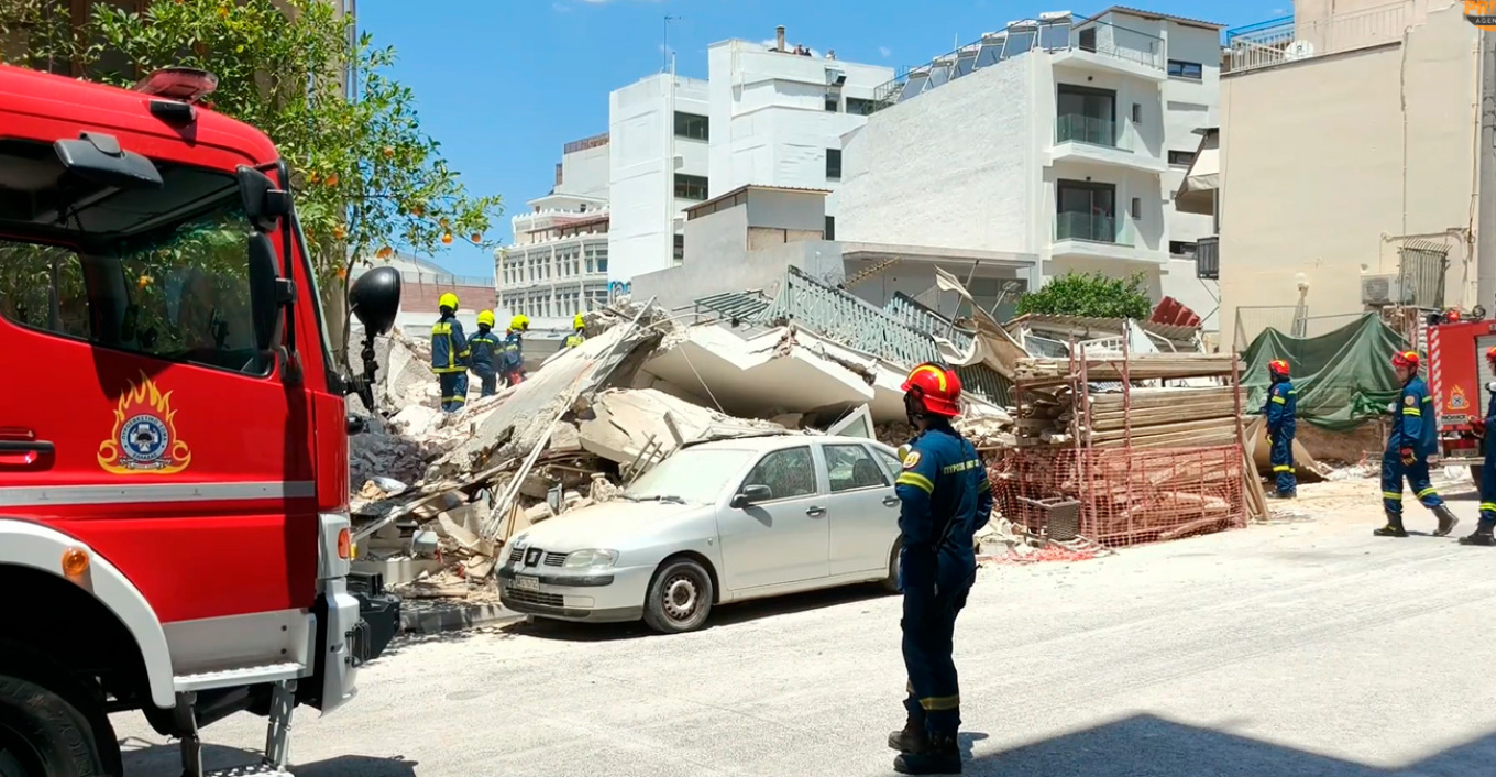 Κατέρρευσε κτήριο στα Πετράλωνα, πληροφορίες για εγκλωβισμένους