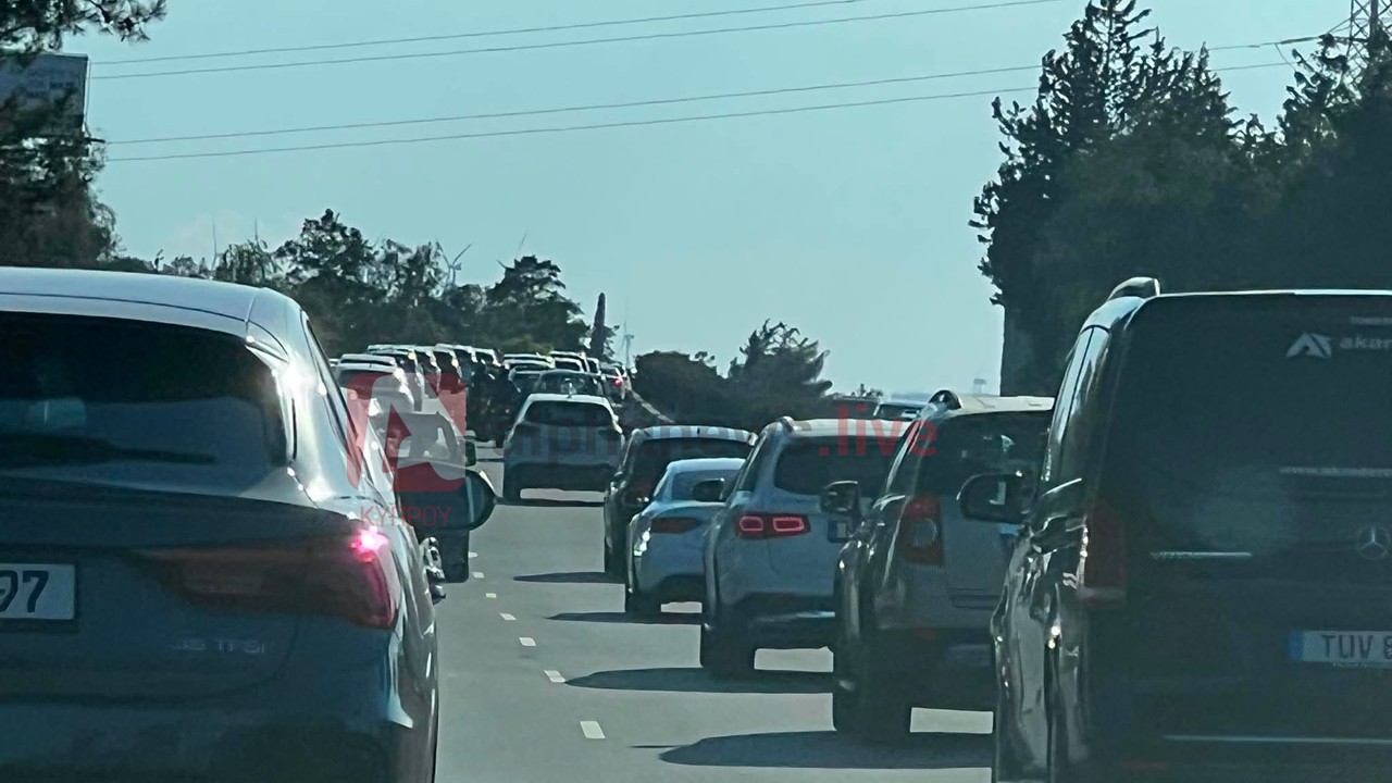 ΦΩΤΟ: Ουρές χιλιομέτρων στον αυτοκινητόδρομο, επιστρέφουν οι εκδρομείς