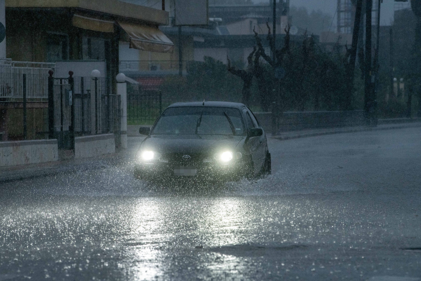 Σφοδρή καταιγίδα «χτύπησε» την Κοζάνη, πλημμύρισαν δρόμοι και γέφυρες (ΒΙΝΤΕΟ)