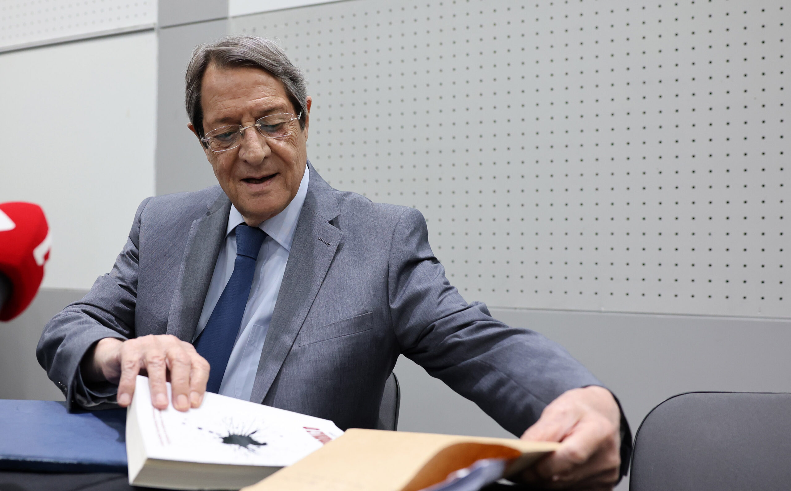 &Tau;&alpha; &epsilon;&rho;&omega;&tau;ή&mu;&alpha;&tau;&alpha; &pi;&omicron;&upsilon; ά&phi;&eta;&sigma;&epsilon; &alpha;&nu;&alpha;&pi;ά&nu;&tau;&eta;&tau;&alpha; &omicron; &Alpha;&nu;&alpha;&sigma;&tau;&alpha;&sigma;&iota;ά&delta;&eta;&sigmaf;: &Tau;&alpha; &kappa;&epsilon;&nu;ά, &omicron;&iota; &sigma;&kappa;&iota;έ&sigmaf; &kappa;&alpha;&iota; &omicron;&iota; &laquo;&gamma;&kappa;&rho;ί&zeta;&epsilon;&sigmaf; &zeta;ώ&nu;&epsilon;&sigmaf;&raquo;