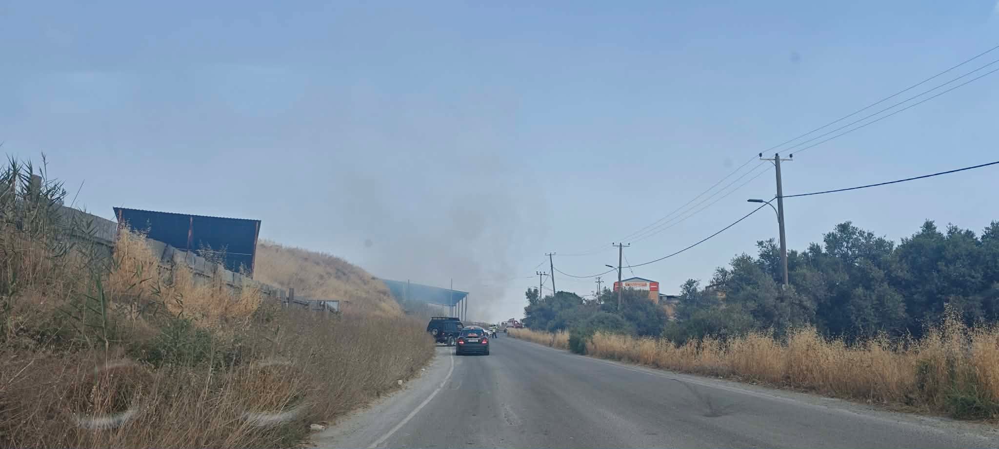 ΦΩΤΟ: Πυρκαγιά σε φορτηγό εν κινήσει στο Δάλι, ήταν φορτωμένο με μπάλες σανού