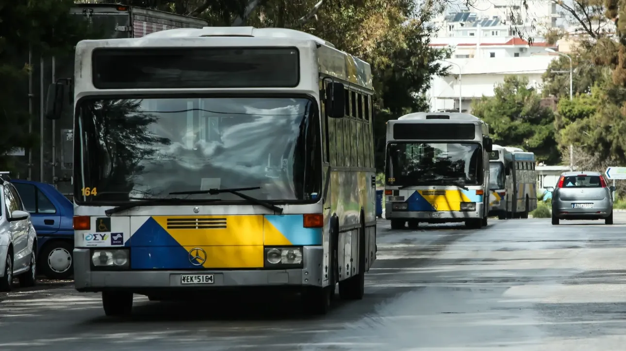 Άνω Λιόσια: Αστικό λεωφορείο «καρφώθηκε» σε κολώνα, τρεις ελαφρά τραυματίες
