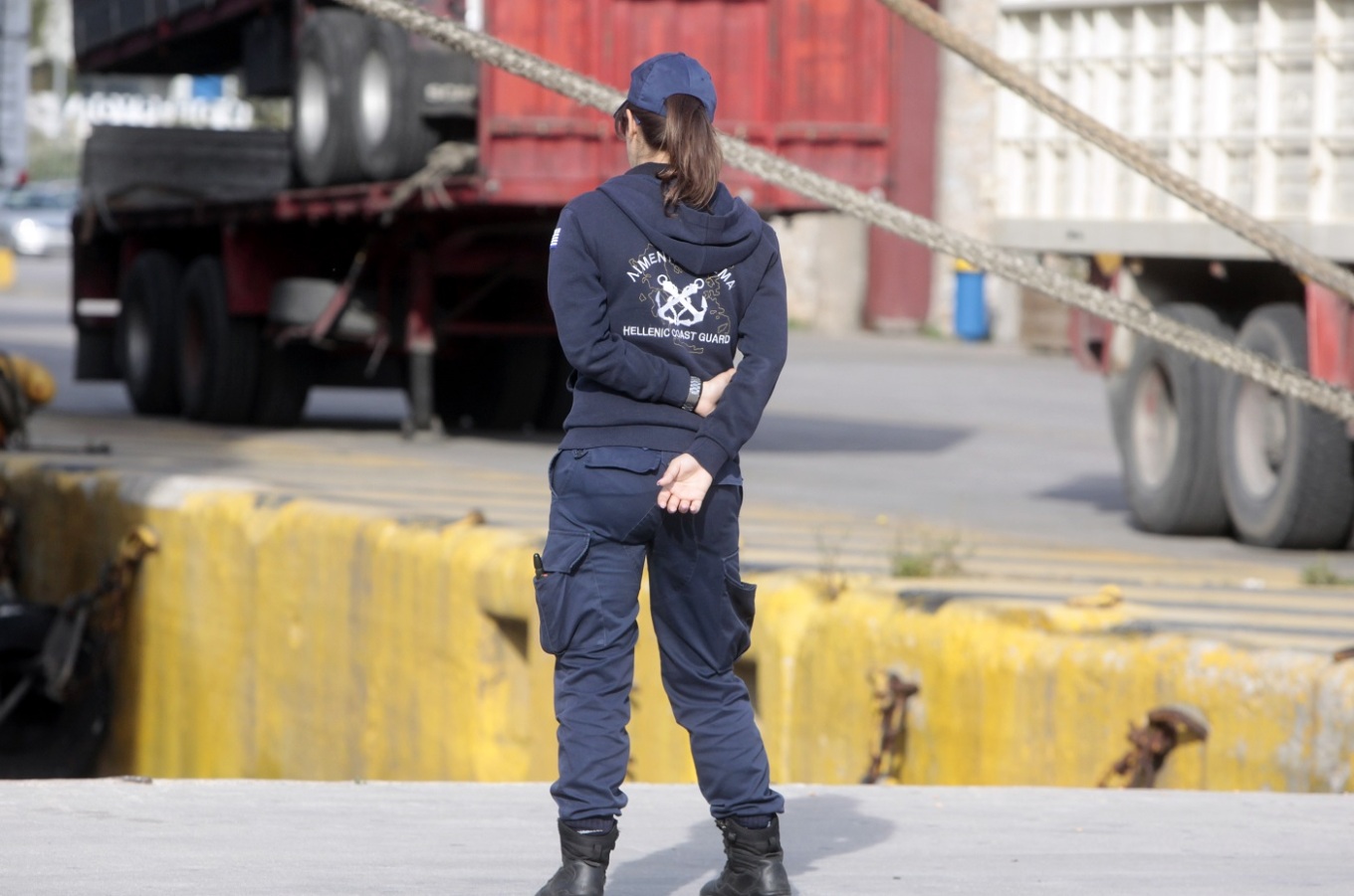 Διαρροή πετρελαίου στο λιμάνι του Πειραιά κατά τον ανεφοδιασμό ταχυπλόου, δύο συλλήψεις