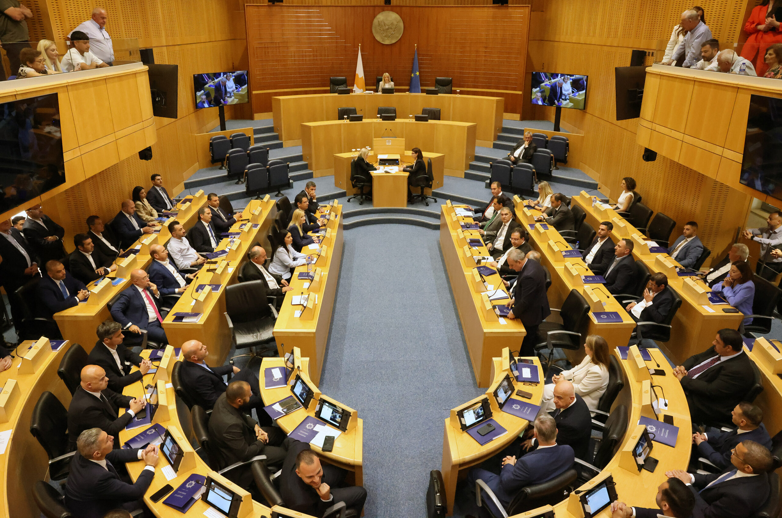 &Sigma;&eta;&kappa;ώ&nu;&epsilon;&iota; &mu;&alpha;&nu;ί&kappa;&iota;&alpha; &eta; &Beta;&omicron;&upsilon;&lambda;ή: &Pi;ό&tau;&epsilon; &theta;&alpha; &gamma;ί&nu;&omicron;&upsilon;&nu; &omicron;&iota; &pi;&rho;ώ&tau;&epsilon;&sigmaf; &sigma;&upsilon;&nu;&epsilon;&delta;&rho;ί&epsilon;&sigmaf; &tau;&omega;&nu; &epsilon;&pi;&iota;&tau;&rho;&omicron;&pi;ώ&nu;