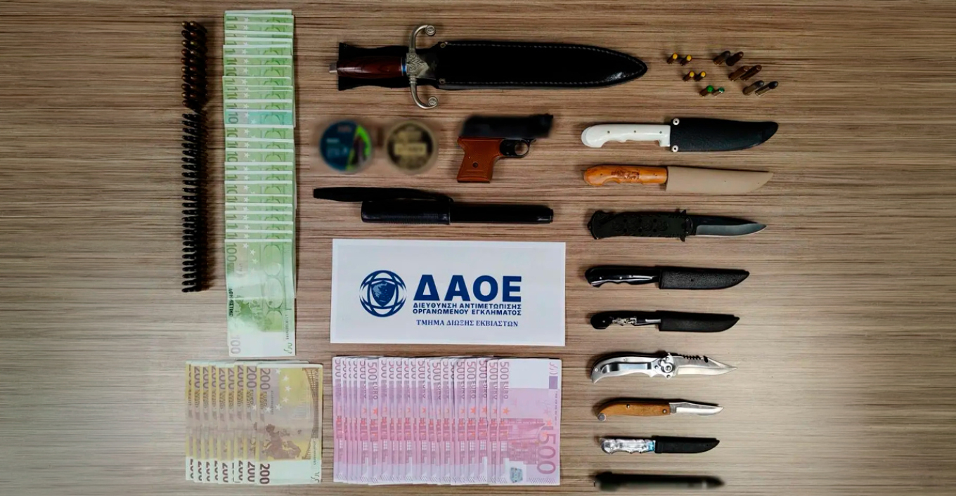 Συνελήφθη 53χρονος για πλαστά χαρτονομίσματα και οπλοκατοχή στον Πειραιά