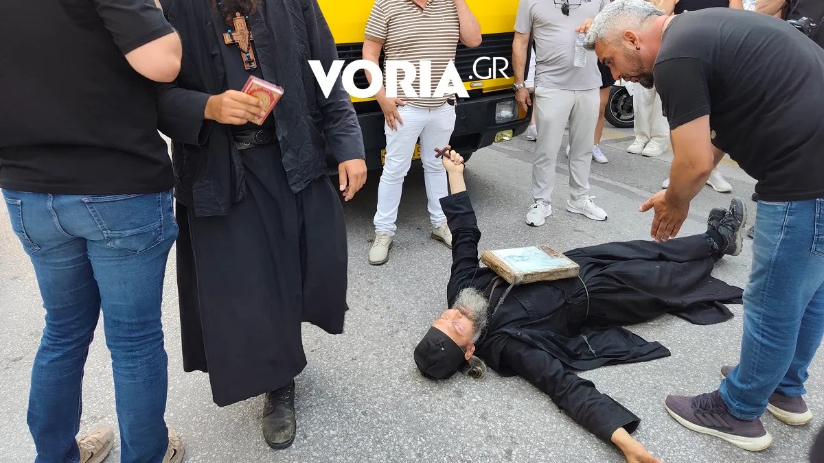 Ρασοφόρος ξάπλωσε στη μέση του δρόμου για να διακόψει την πορεία του Pride στη Θεσσαλονίκη (ΒΙΝΤΕΟ & ΦΩΤΟ)