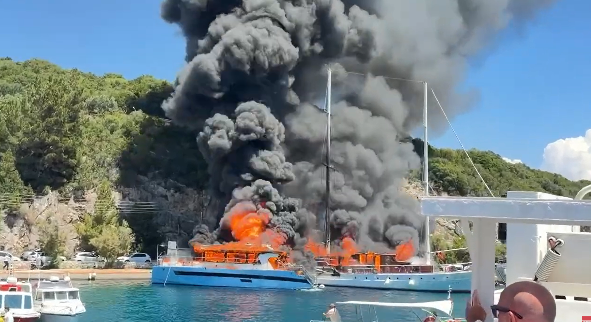 Συναγερμός στους Παξούς: Τουριστικά σκάφη τυλίχθηκαν στις φλόγες (ΒΙΝΤΕΟ)