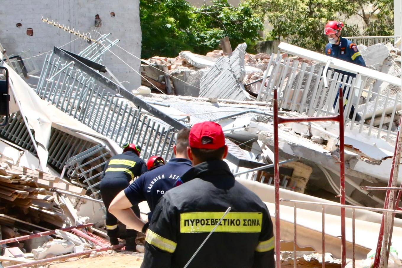Κατάρρευση κτηρίου στα Πετράλωνα: Πήραξαν τα θεμέλια της διπλανής οικοδομής