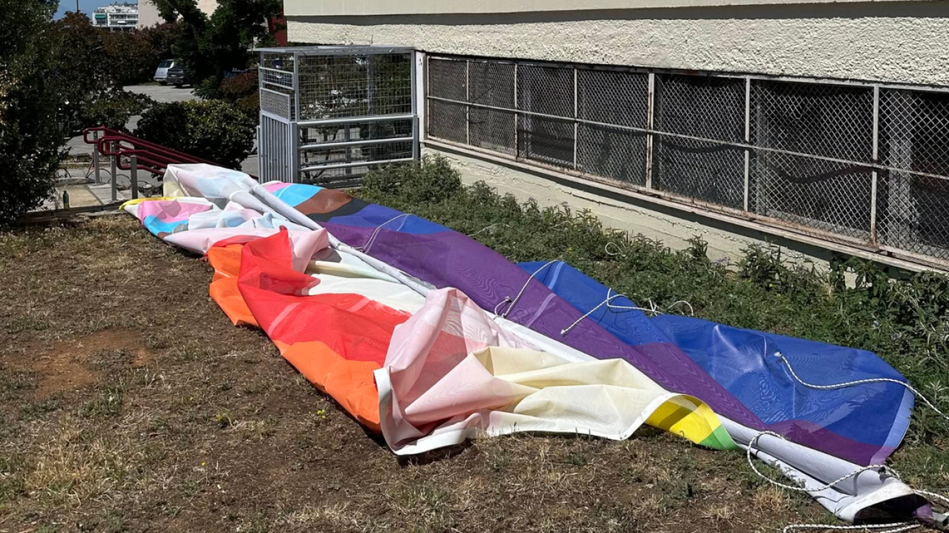 Βανδάλισαν την σημαία του pride στο Αριστοτέλειο Πανεπιστήμιο (ΦΩΤΟ)