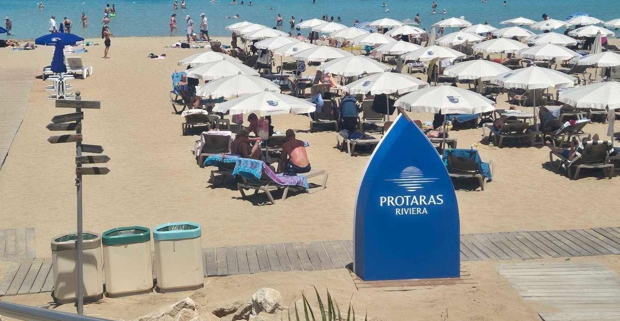 ΦΩΤΟ: Ανοιχτές δανειστικές βιβλιοθήκες σε σχήμα βάρκας σε παραλίες του Πρωταρά