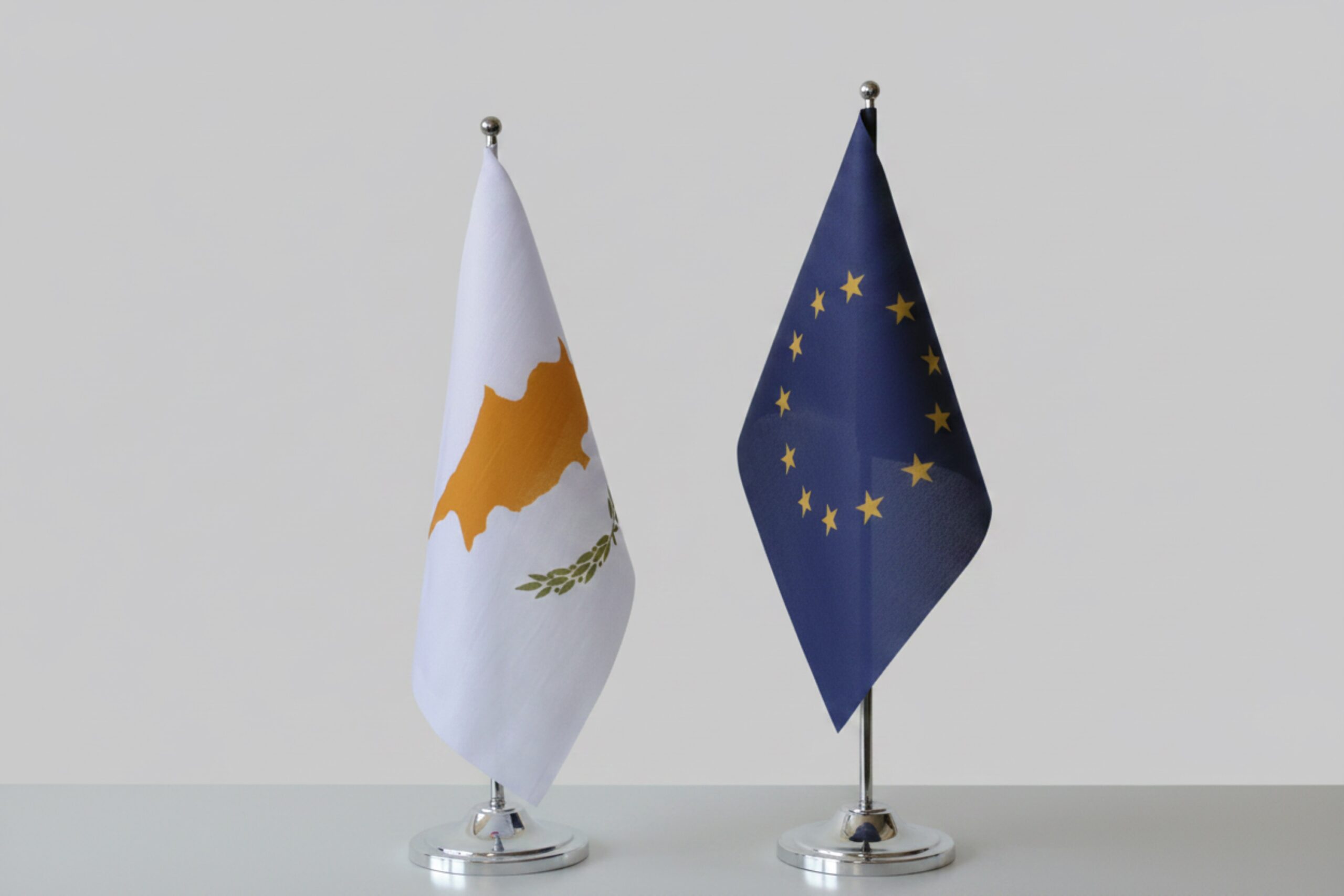 &Eta; &alpha;&nu;&tau;&omicron;&chi;ή &tau;&eta;&sigmaf; &Kappa;&upsilon;&pi;&rho;&iota;&alpha;&kappa;ή&sigmaf; &Delta;&eta;&mu;&omicron;&kappa;&rho;&alpha;&tau;ί&alpha;&sigmaf; &kappa;&alpha;&iota; &eta; &epsilon;&upsilon;&theta;ύ&nu;&eta; ό&lambda;&omega;&nu; &mu;&alpha;&sigmaf;