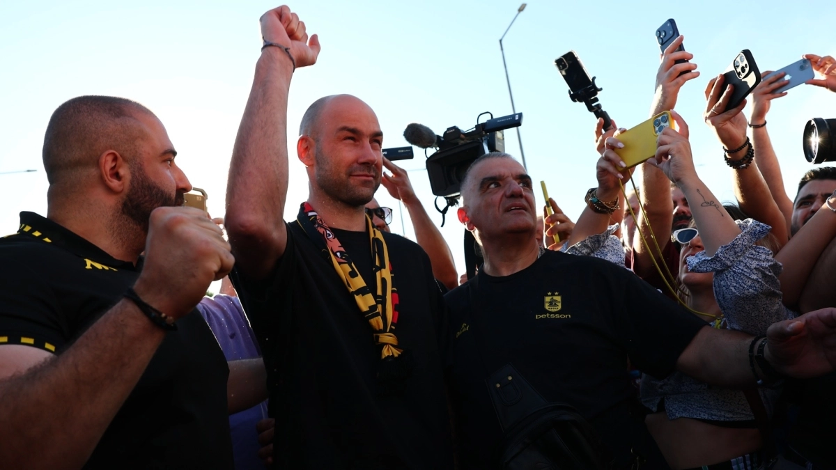 Έφτασε στη Θεσσαλονίκη ο Σπανούλης, πανζουρλισμός από 5.000 οπαδούς του Άρη στο αεροδρόμιο