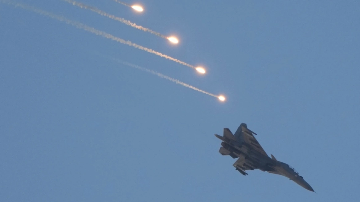 ΒΙΝΤΕΟ: Συντριβή ουκρανικού Su-24 με δύο νεκρούς πιλότους