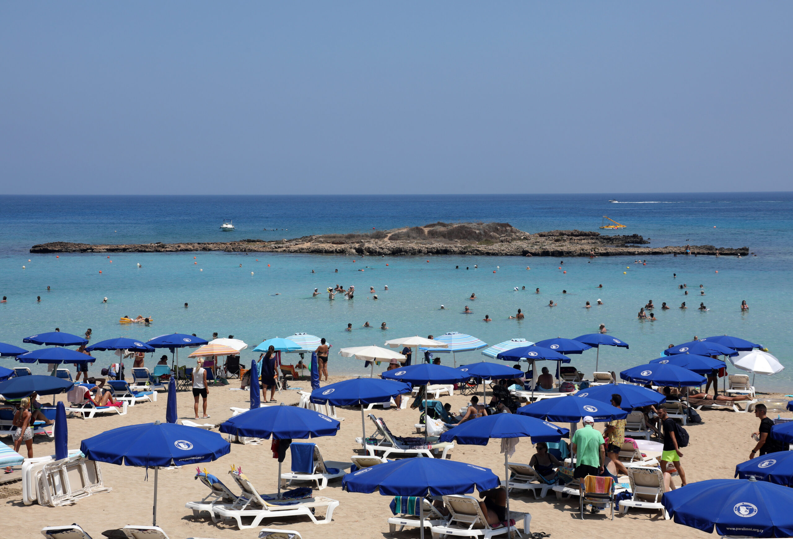 Ακριβή μου… θάλασσα! Η «λυπητερή» της βουτιάς για μια τετραμελή οικογένεια